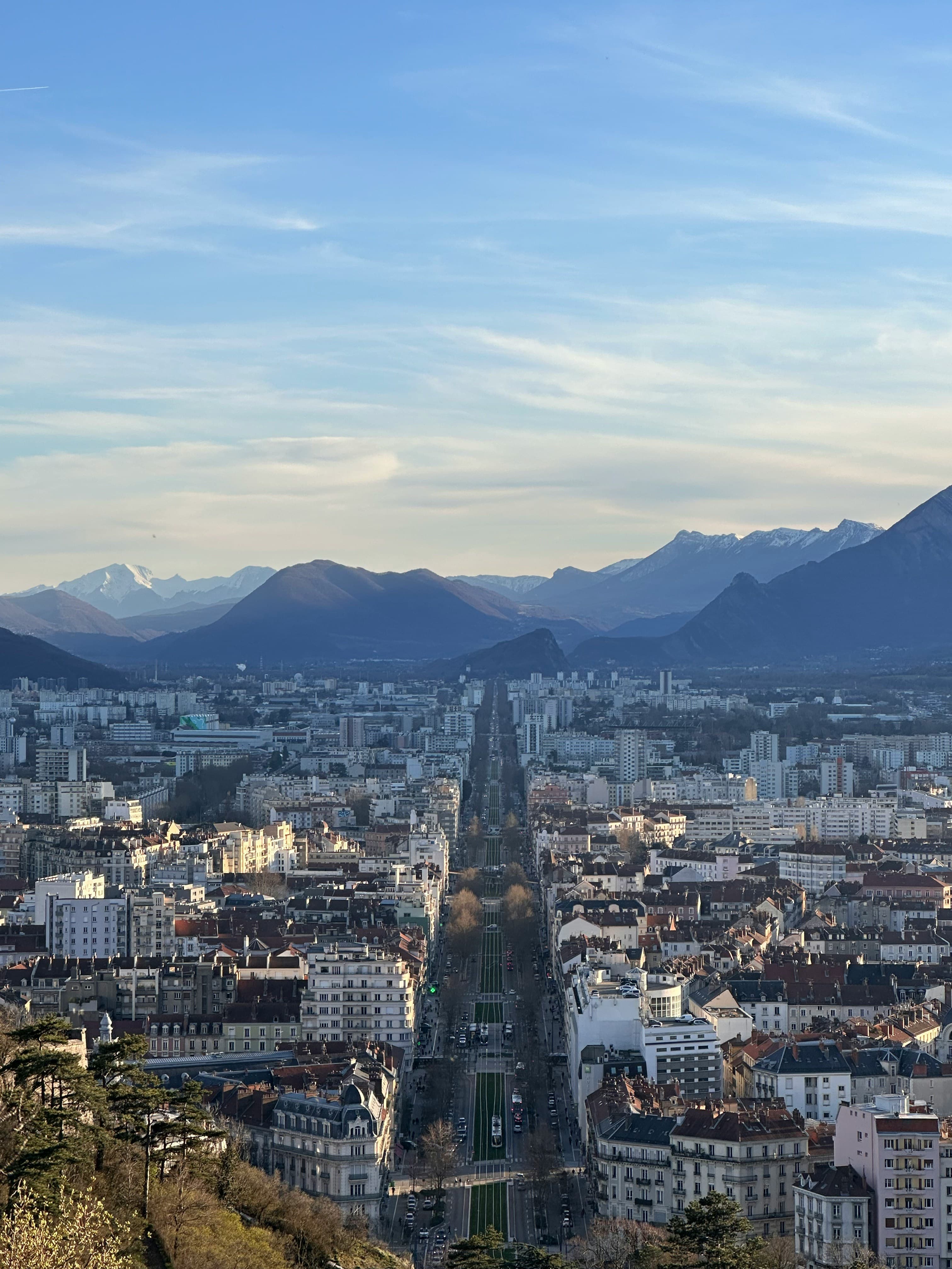 Grenoble au pied des montagnes